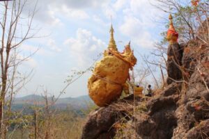 ชมพระธาตุหินกิ่ว