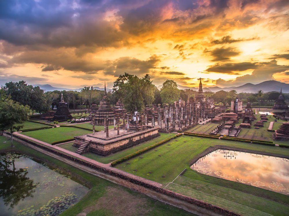 เที่ยวชมโบราณสถานสมัยกรุงสุโขทัย ที่คอกช้างเผือก (พะเนียด)