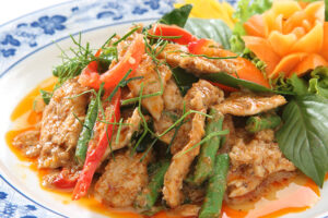 แกงเผ็ดไก่ใส่ใบโหระพา